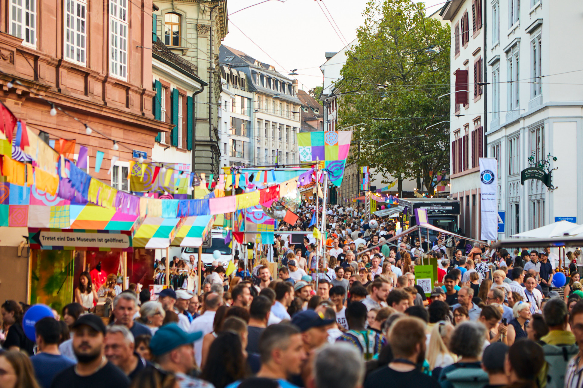 Flaneur Festival 2024 vor dem Actifit und an der ganzen Elisabethenstrasse