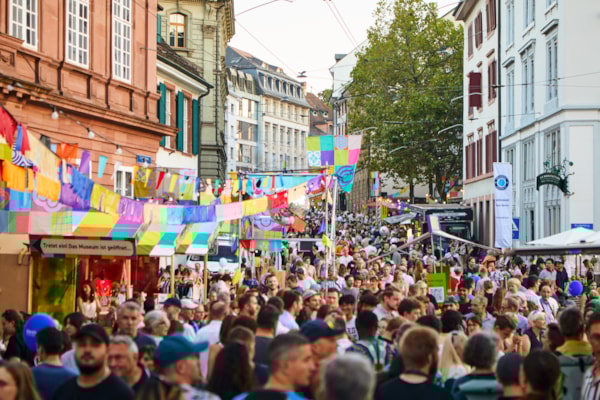 Flaneur Festival 2024 vor dem Actifit und an der ganzen Elisabethenstrasse